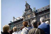 Stadhuis met groep ervoor c www.antwerpen-nu.nl