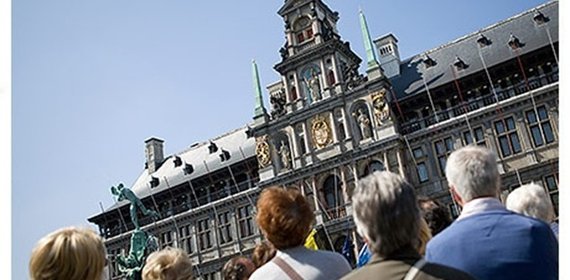 Stadhuis met groep ervoor c www.antwerpen-nu.nl