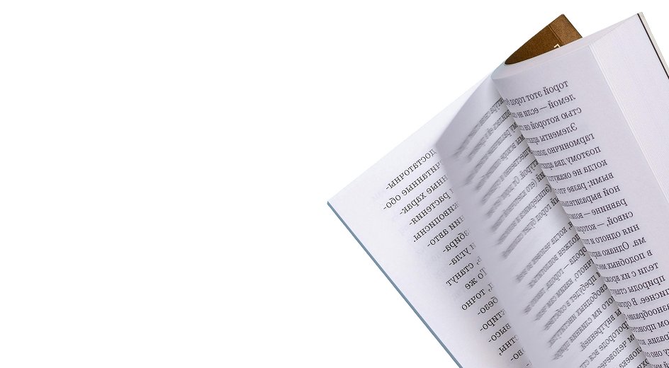boek waar er door wordt gebladerd