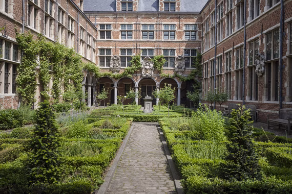 ans-brys-binnentuin-plantin-moretus