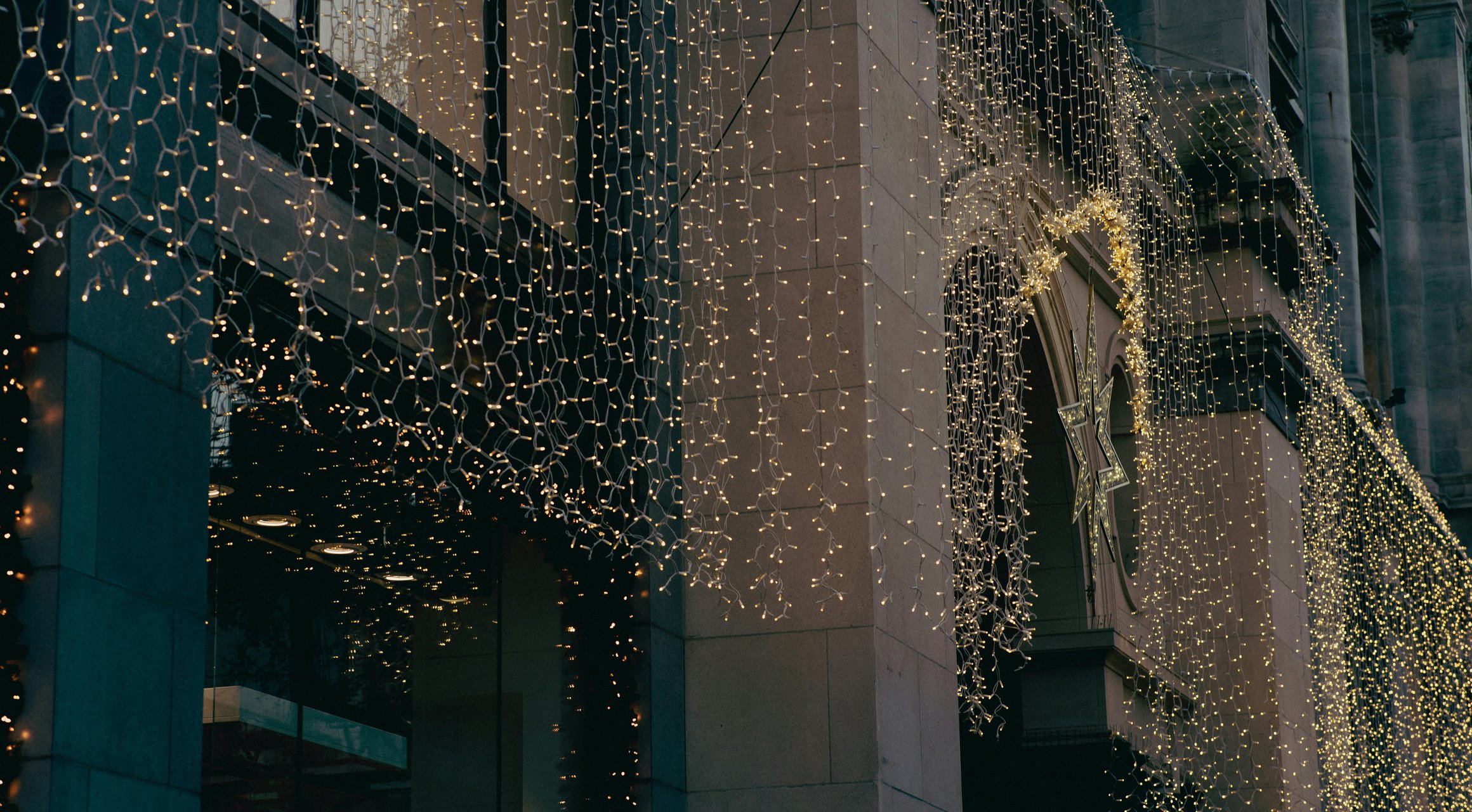 kerstlichten aan een facade in Antwerpen