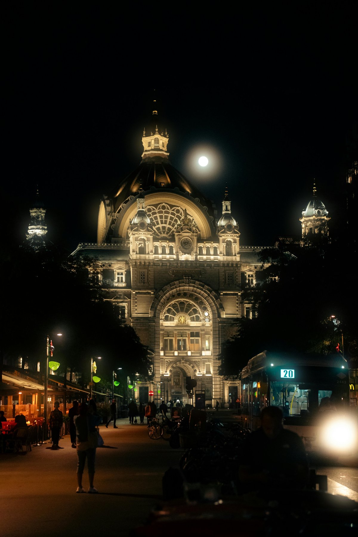 Het historisch museum in Antwerpen bij nacht