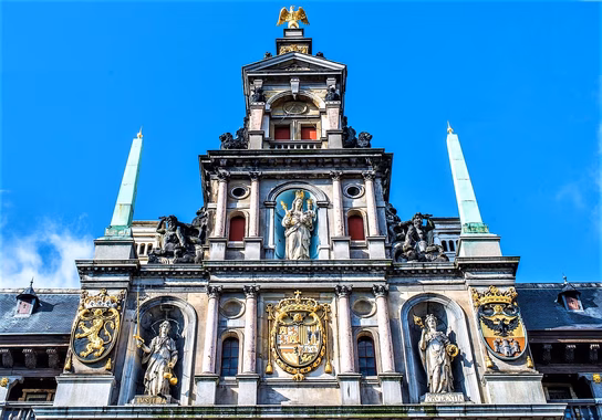 De voorkant van het stadhuis in Antwerpen